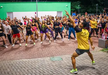 Aula de dança pelo projeto "Gravatá - Seu Verão Também é Aqui" atrai grande público para o parque Janelas para o Rio. Confira: