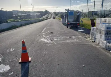 GRAVATÁ: Motorista de caminhão perde o controle e tomba no Km 81 em frente ao Posto do Gás. Confira: