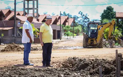 Obras de drenagem e saneamento avançam no Cortegada e na Av. Raul Bezerra. Confira: