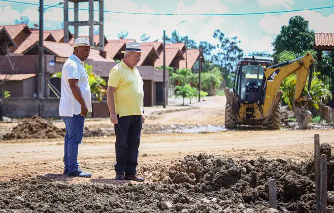Obras de drenagem e saneamento avançam no Cortegada e na Av. Raul Bezerra. Confira: